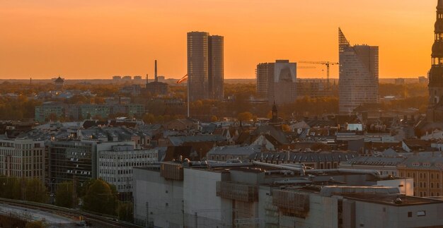 Foto la puesta de sol panorámica aérea sobre el casco antiguo de riga en letonia