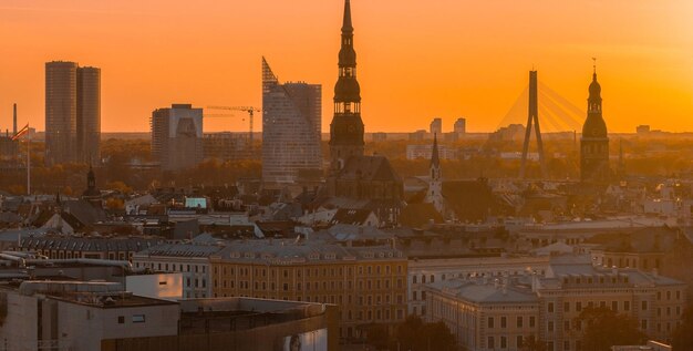 La puesta de sol panorámica aérea sobre el casco antiguo de Riga en Letonia