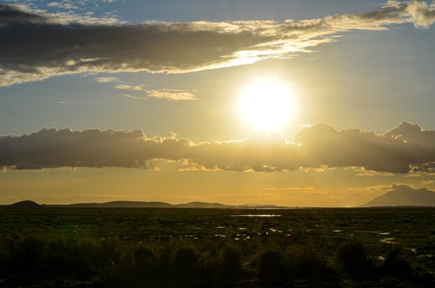 Puesta de sol, pantanos del lago Amboseli, Kenia, África