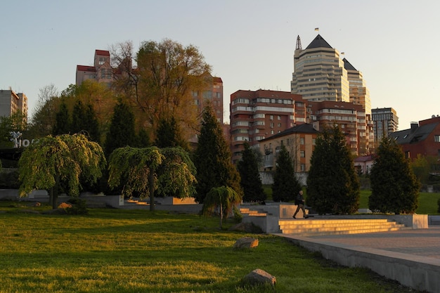 Puesta de sol en el parque de la ciudad