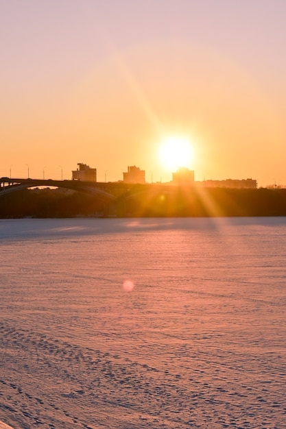 Puesta de sol en el paseo marítimo en invierno. Nizhny Novgorod