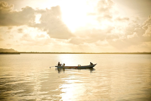 Puesta de sol y el pescador