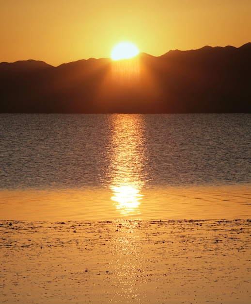 Puesta del sol pintoresca en el lago en Mongolia