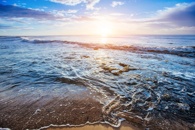 Puesta de sol en la playa de arena