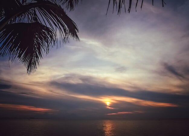 Puesta de sol en la playa de bali