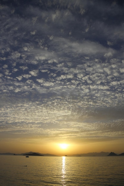 puesta de sol en la playa La ciudad costera de Turgutreis y espectaculares puestas de sol Enfoque selectivo