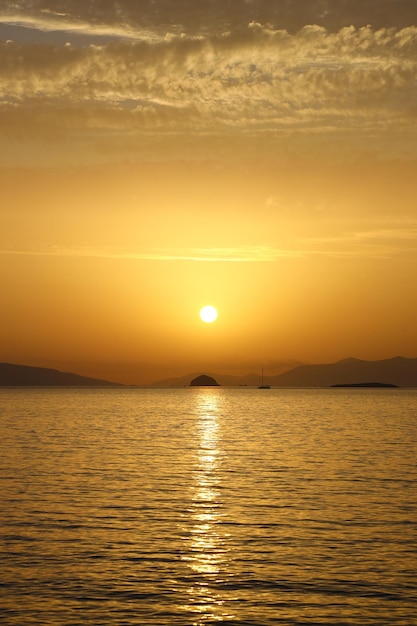 puesta de sol en la playa La ciudad costera de Turgutreis y espectaculares puestas de sol Enfoque selectivo