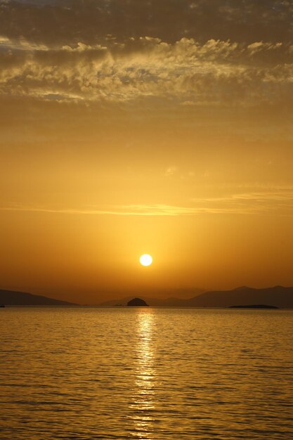 puesta de sol en la playa La ciudad costera de Turgutreis y espectaculares puestas de sol Enfoque selectivo