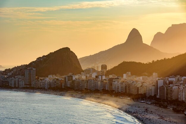 La puesta de sol en la playa de Copacabana en Río de Janeiro, Brasil