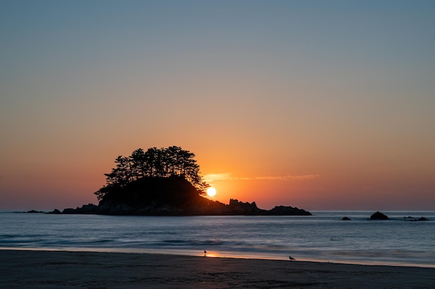 La puesta de sol en la playa de Hakampo en Corea de Taean