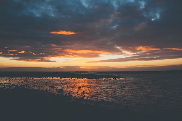 Puesta de sol en la playa en Islandia