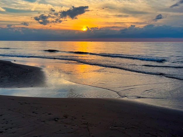 puesta de sol en la playa en un lago