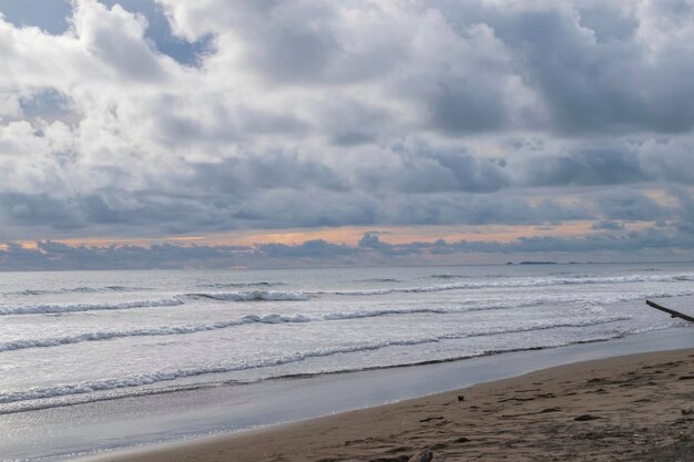 Puesta de sol en la playa de Las Lajas en Panamá disfrutando de vacaciones en la naturaleza