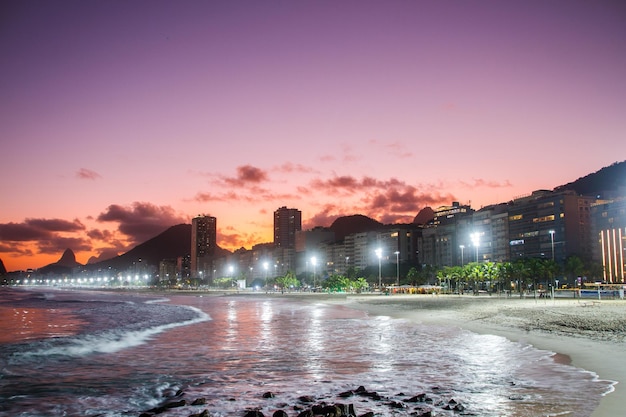 Puesta de sol en la playa de Leme en Copacabana en Río de Janeiro, Brasil