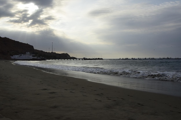 Foto puesta de sol en la playa de máncora ubicada en piura perú