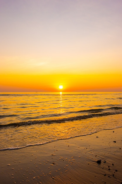 Puesta de sol y playa del mar