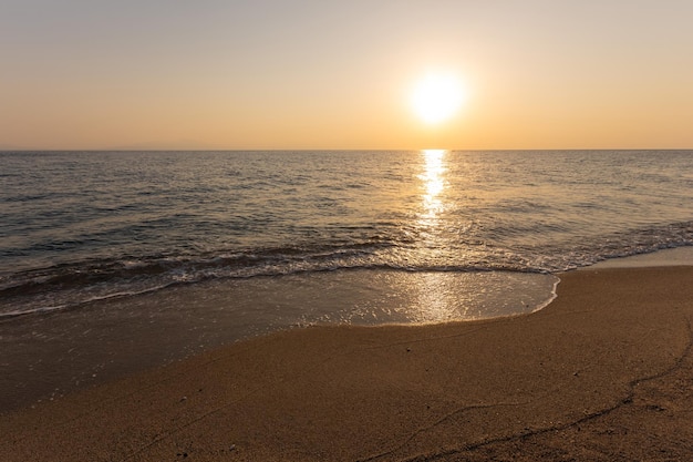 Una puesta de sol en la playa del mar