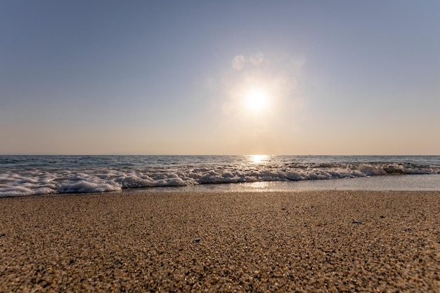 Una puesta de sol en la playa del mar