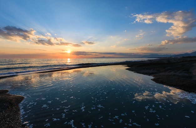 Puesta de sol en la playa del mar