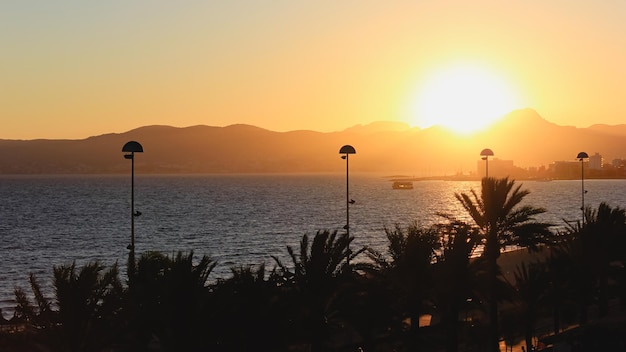 Puesta de sol en la playa mediterránea de Mallorca