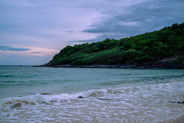 Puesta de sol en la playa de Nual en la isla de Larn Koh Larn Hermoso mar en Chonburi Tailandia