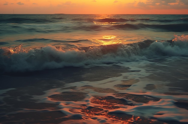 Puesta de sol en la playa con olas rompiendo en la orilla
