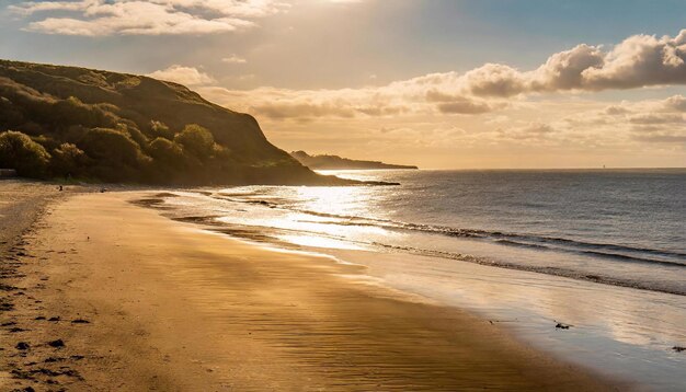 Foto la puesta de sol en la playa de un pequeño pueblo