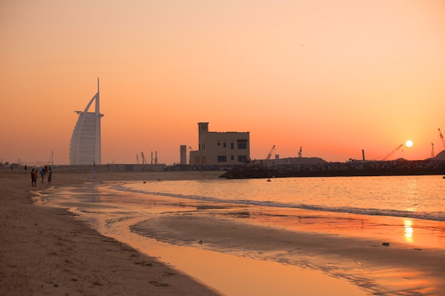 Puesta de sol en la playa pública en el paisaje de playa de verano de Dubai