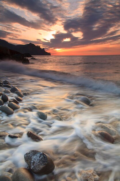 Puesta de sol en la playa rocosa