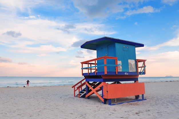 Puesta del sol de la playa del sur de Miami