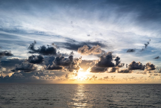 Puesta de sol en la playa tropical mar océano con amanecer nubes banner para viajes vacaciones paisaje cielo y re