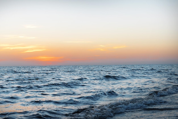 Puesta de sol en la playa de verano