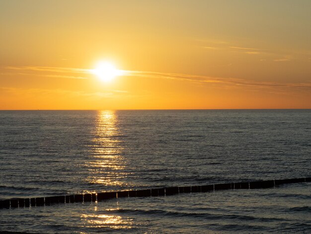 La puesta de sol en la playa de Zingst