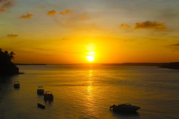 puesta de sol en la playa