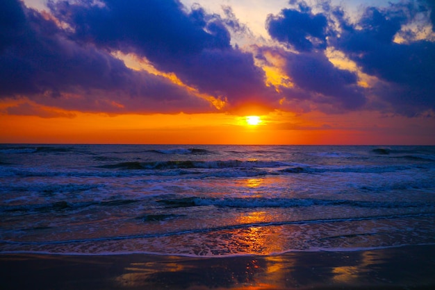 La puesta de sol en la playa