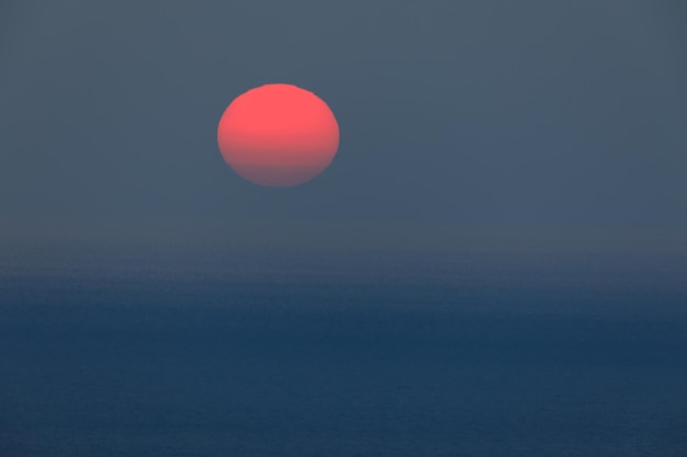 La puesta de sol se pone en el mar Santorini Grecia