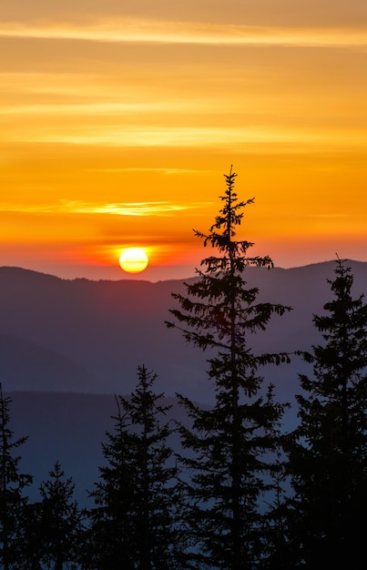 Puesta de sol primavera montañas de los Cárpatos