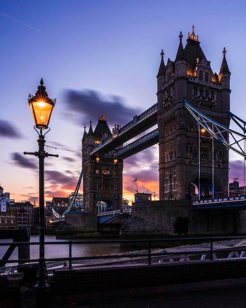 Foto la puesta de sol en el puente de la torre de londres