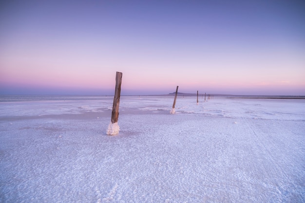 Puesta de sol púrpura en un lago salado. Puesta de sol rosa sobre el mar.