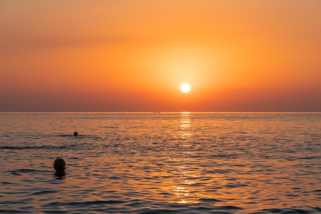 Puesta del sol púrpura sobre la playa de Batumi del Mar Negro