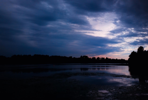 Puesta de sol que se desvanece en el paisaje del río