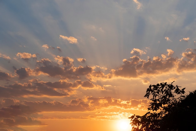 Puesta de sol con rayos de luz dorada