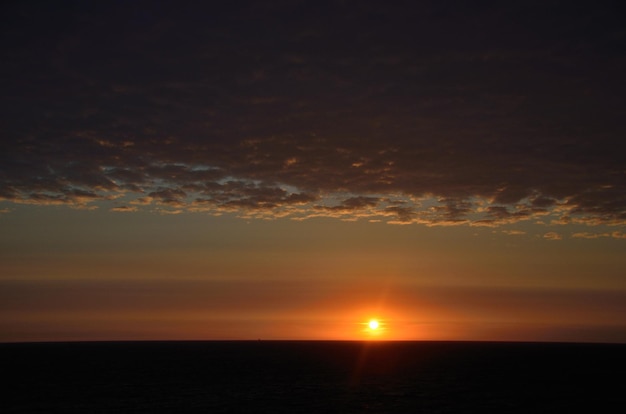 Puesta de sol con rayos en el mar