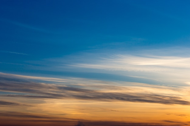 Puesta de sol con rayos de sol, cielo con nubes y sol