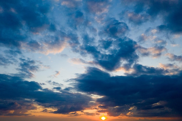 Puesta de sol con rayos de sol cielo con nubes y sol