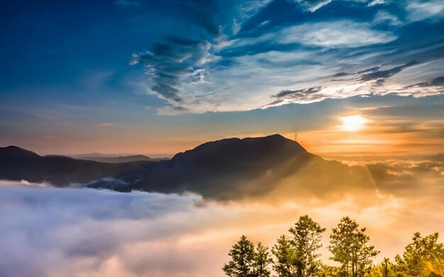 La puesta de sol con rayos de sol el cielo con nubes y sol