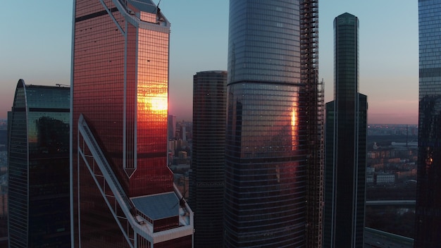 Puesta de sol reflejada en un rascacielos de espejo