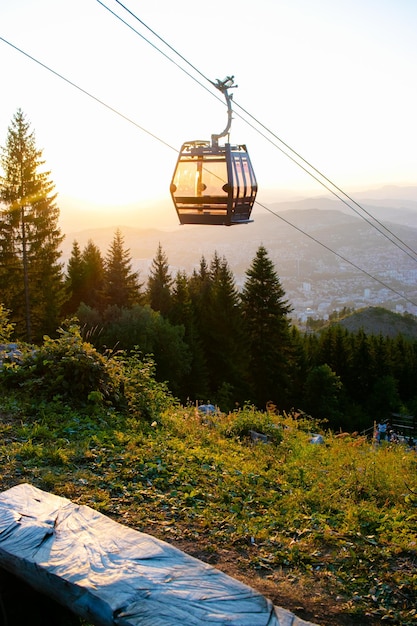 Puesta de sol reflejada en el teleférico en el cielo, en la montaña en Sarajevo