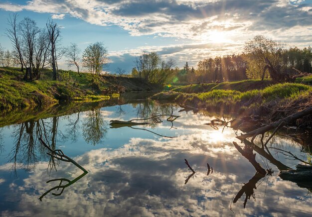 Puesta de sol con reflejo en el lago