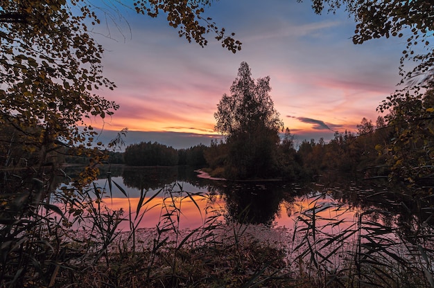 Puesta de sol con reflejo en el lago